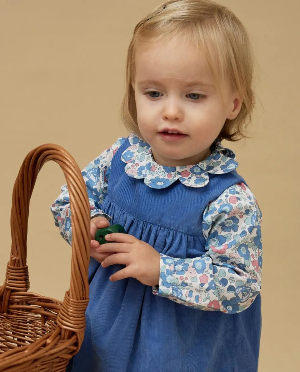 blouse_col_ptale_en_tissu_liberty_betsy_3.webp Acanthe Blouse col pétale en tissu Liberty Betsy LibertyBetsy Hot