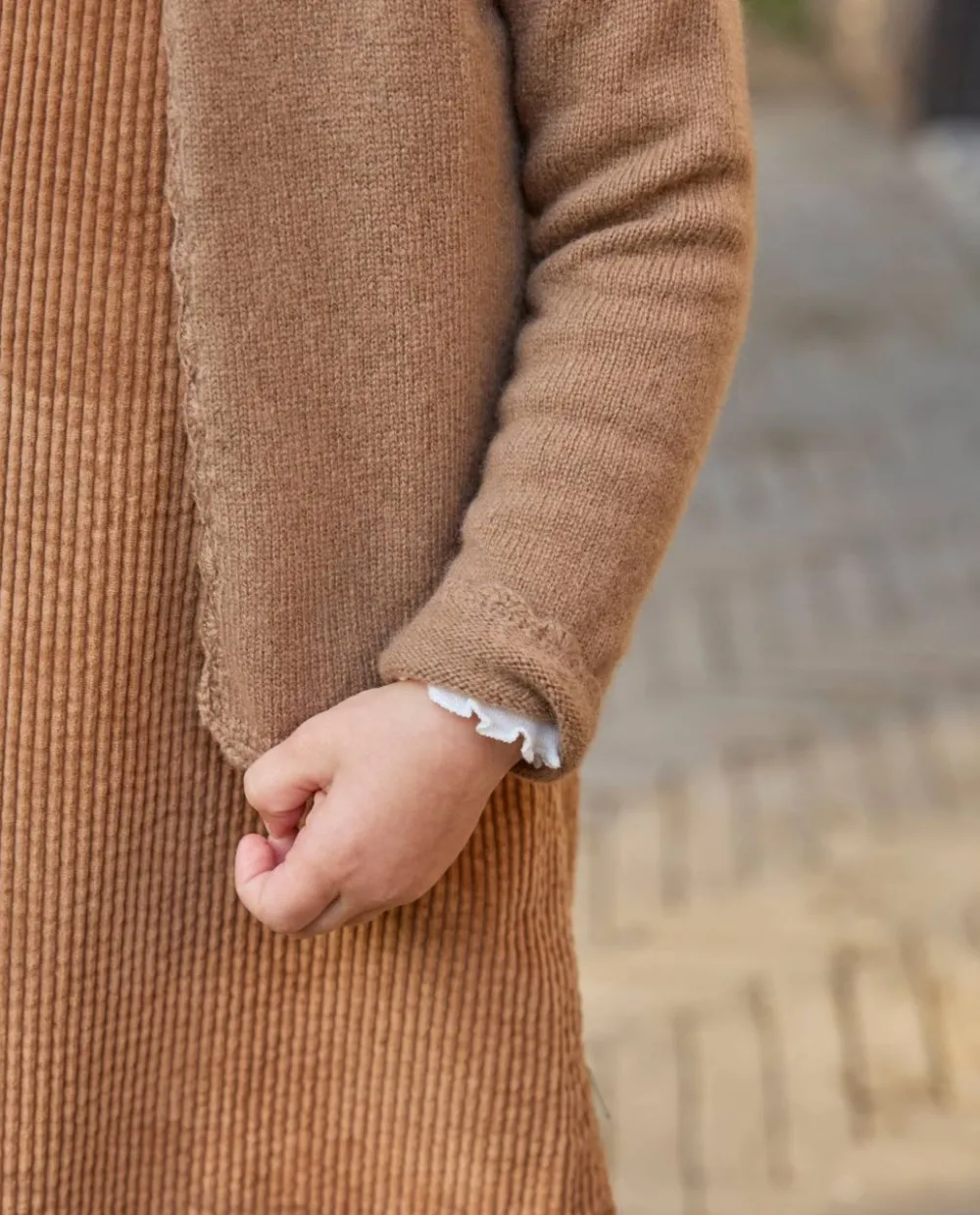 cardigan_finition_crochet_camel__lambswool_4.webp Acanthe Cardigan finition crochet 100% lambswool camel Outlet