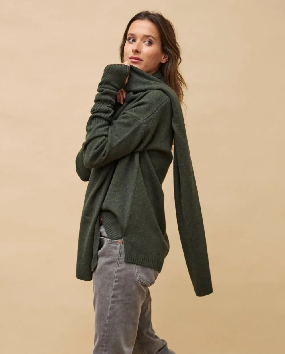 echarpe_longue_kaki__cachemire_3.webp Acanthe Echarpe longue 100% cachemire Kaki Fashion