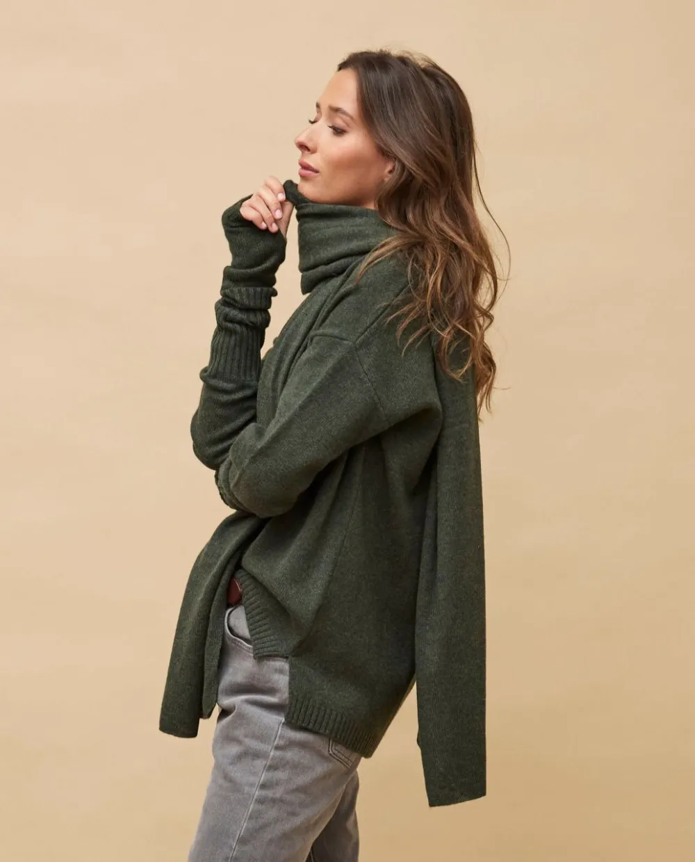 echarpe_longue_kaki__cachemire_4.webp Acanthe Echarpe longue 100% cachemire Kaki Fashion