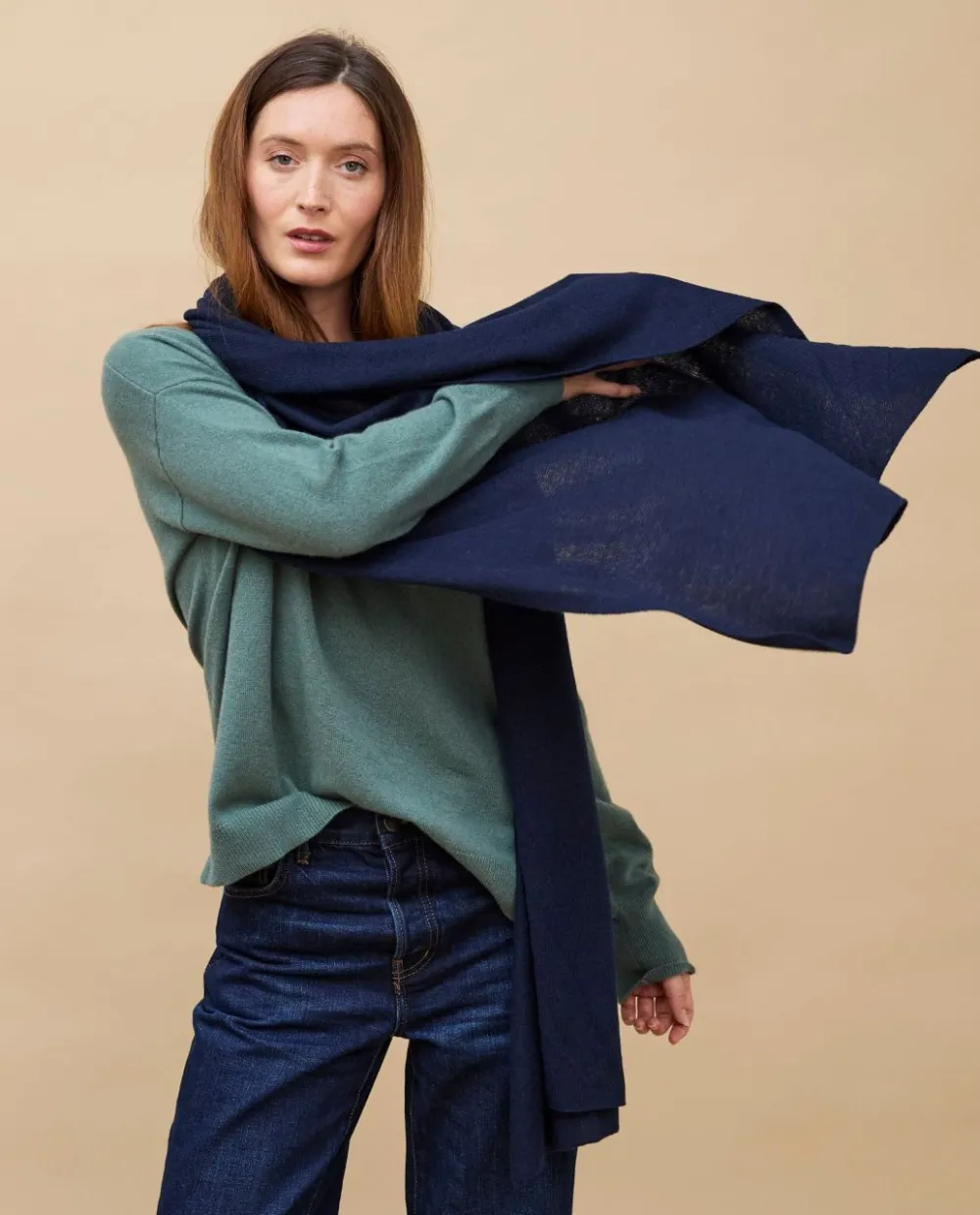 echarpe_longue_marine__cachemire_2.webp Acanthe Echarpe longue 100% cachemire Marine Online