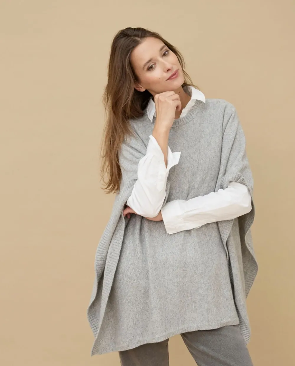 poncho_col_rond_gris_clair__cachemire_2.webp Acanthe Poncho col rond gris clair 100% cachemire Grisclair Best Sale