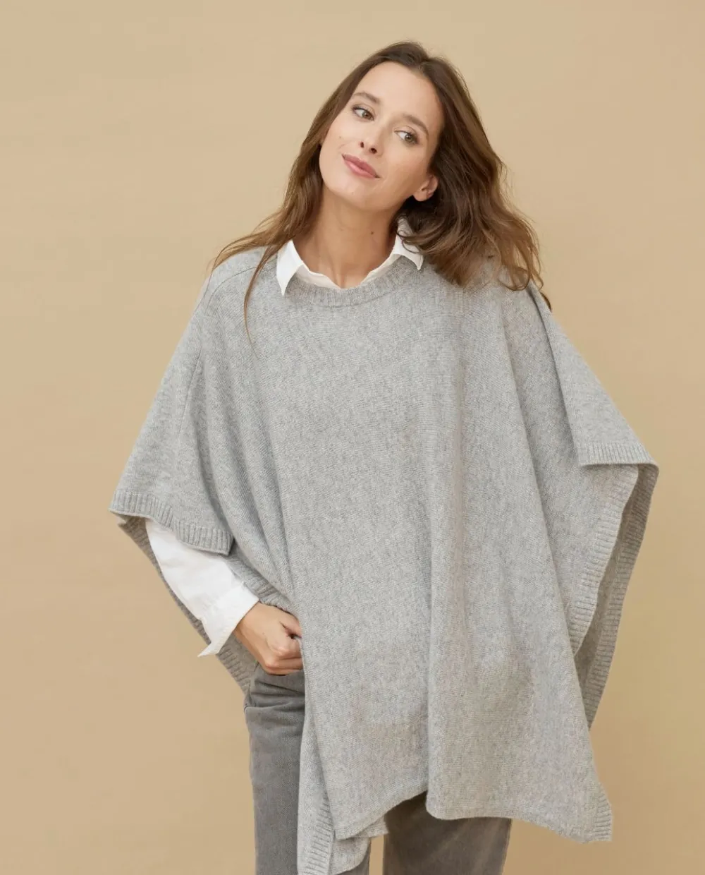 poncho_col_rond_gris_clair__cachemire_3.webp Acanthe Poncho col rond gris clair 100% cachemire Grisclair Best Sale