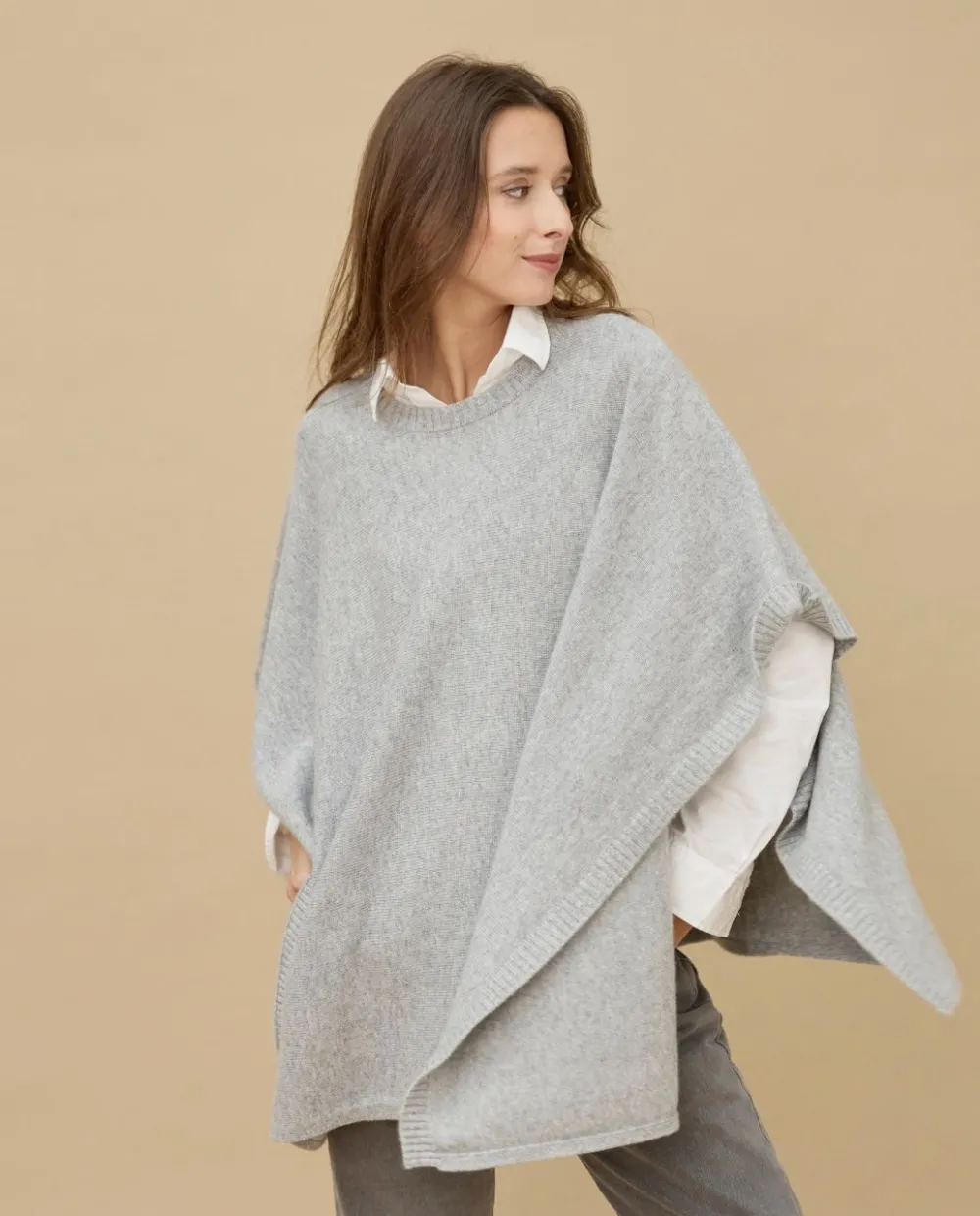 poncho_col_rond_gris_clair__cachemire_4.webp Acanthe Poncho col rond gris clair 100% cachemire Grisclair Best Sale