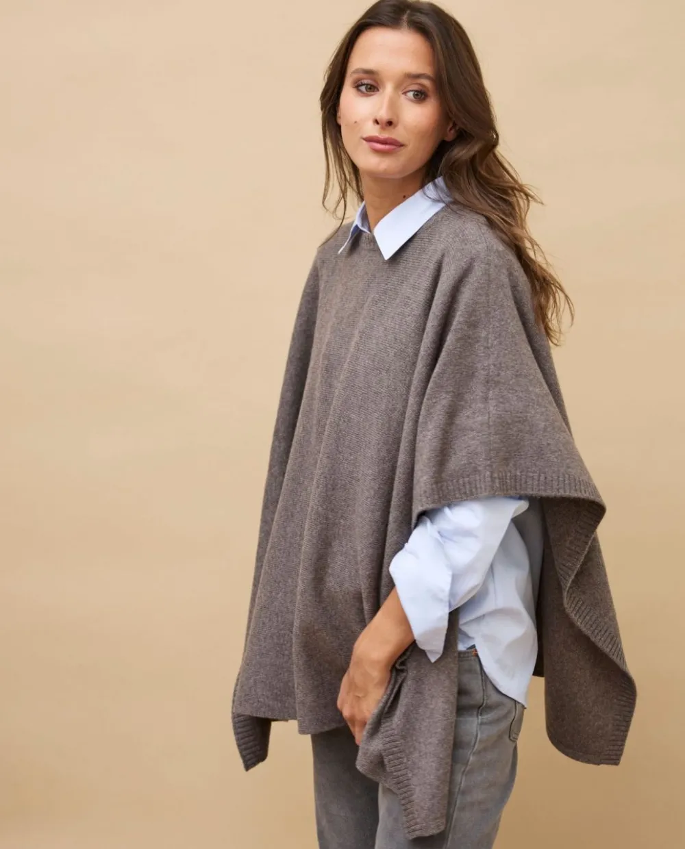 poncho_col_rond_taupe__cachemire_2.webp Acanthe Poncho col rond 100% cachemire Taupe Best Sale
