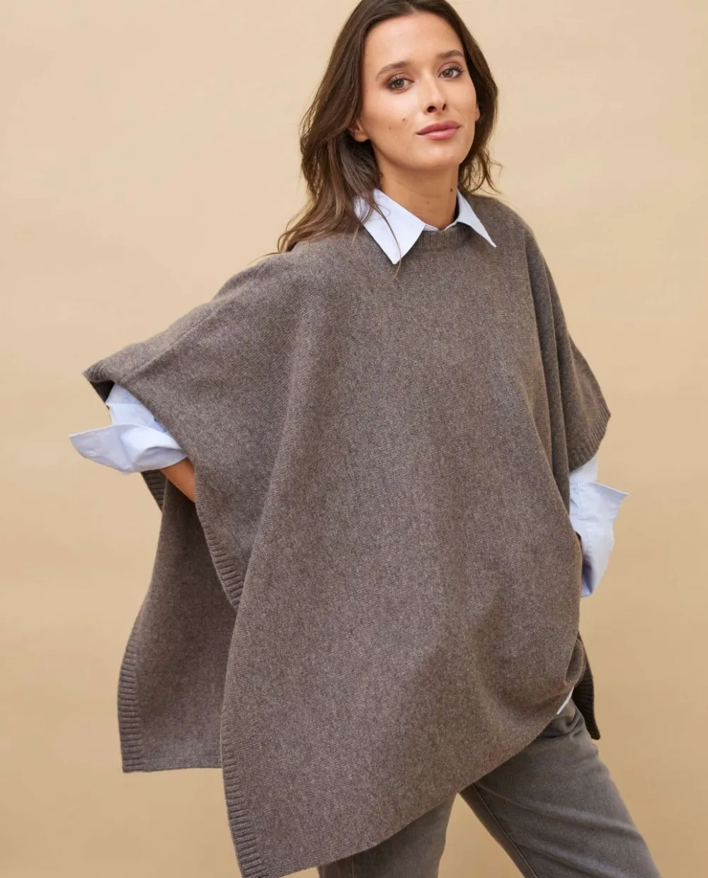 poncho_col_rond_taupe__cachemire_3.webp Acanthe Poncho col rond 100% cachemire Taupe Best Sale
