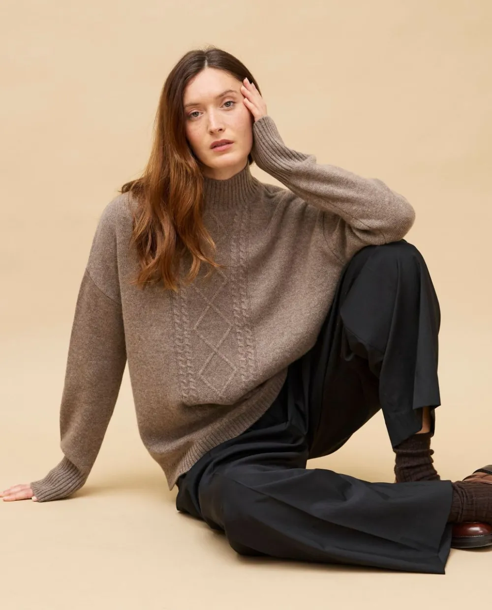 pull_col_montant_torsade_taupe__cachemire_2.webp Acanthe Pull col montant torsade 100% cachemire Taupe Best