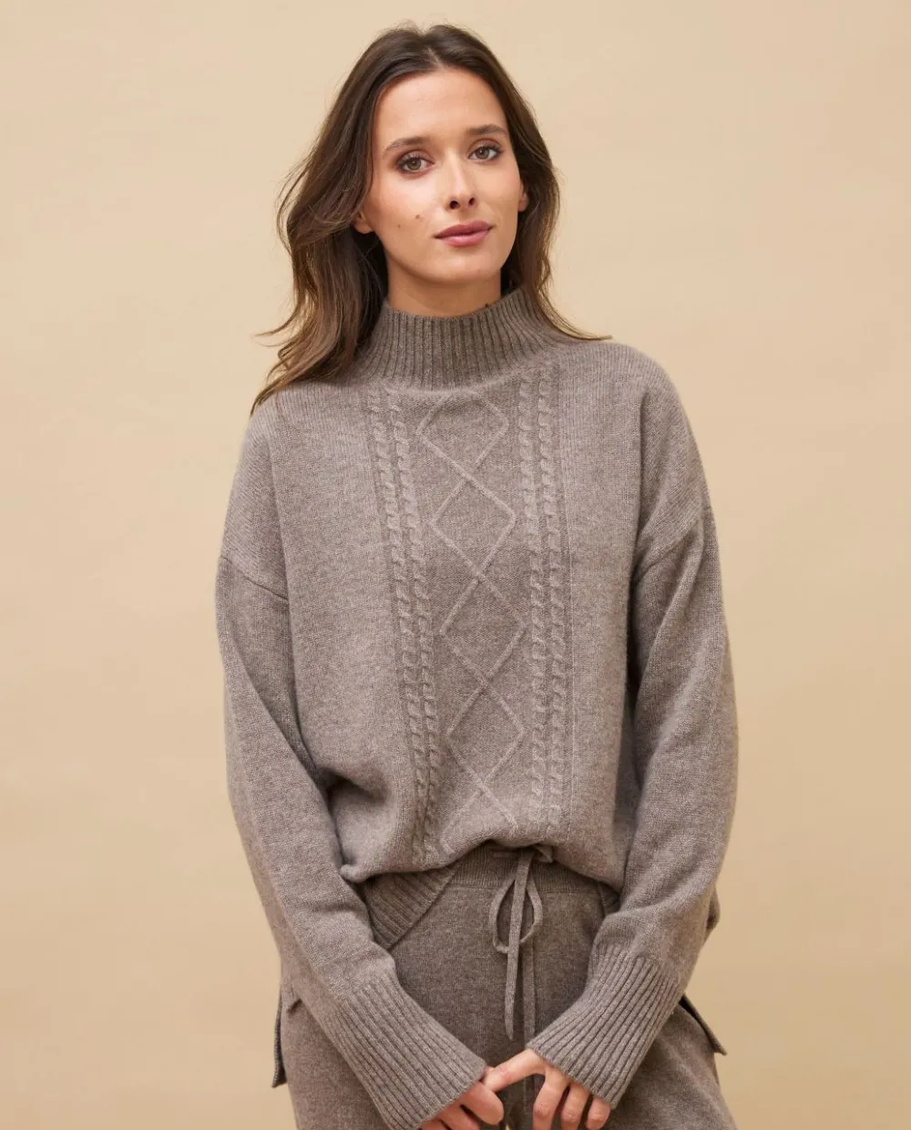 pull_col_montant_torsade_taupe__cachemire_3.webp Acanthe Pull col montant torsade 100% cachemire Taupe Best