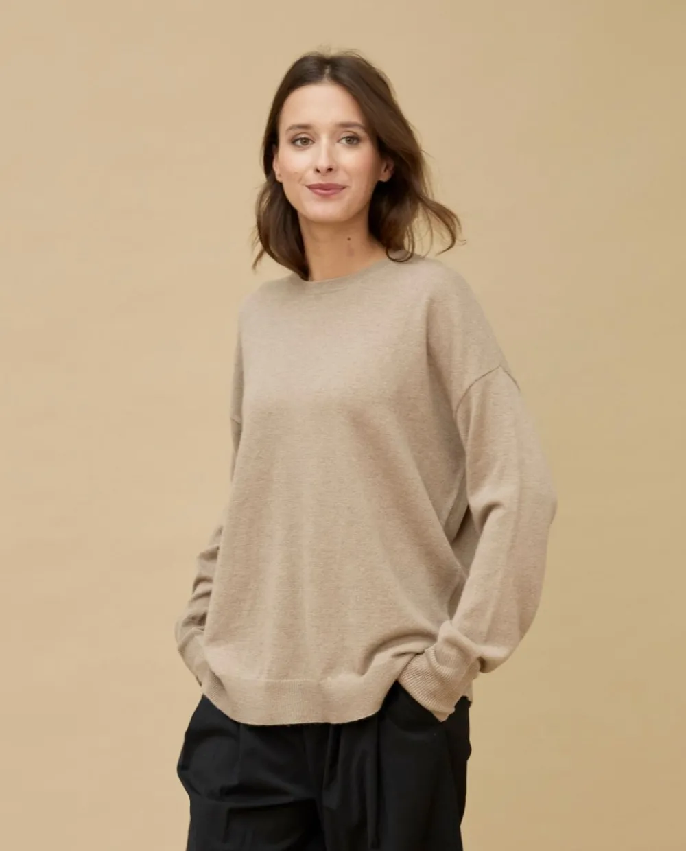 pull_col_rond_loose_beige__cachemire_3.webp Acanthe Pull col rond loose 100% cachemire Beige Clearance