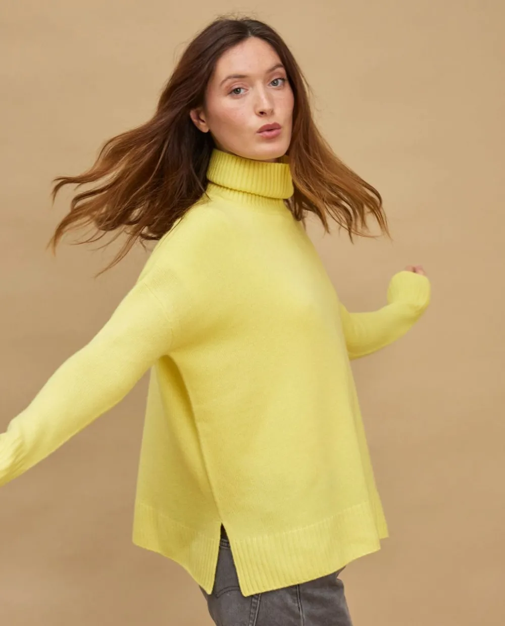 pull_col_roul_ample_jaune__cachemire_2.webp Acanthe Pull col roulé ample 100% cachemire Jaune Fashion