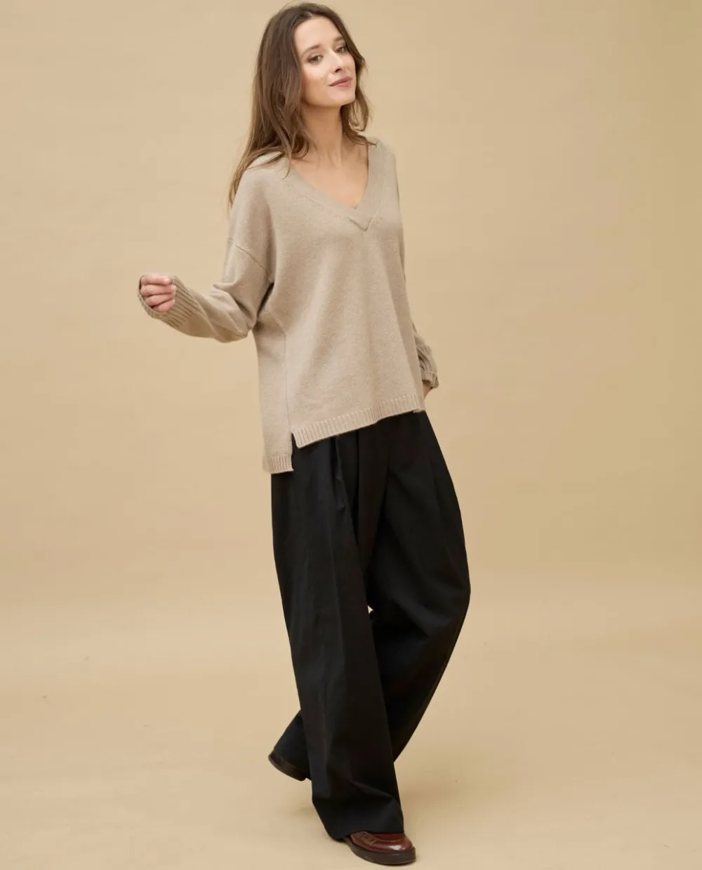 pull_loose_v_crois_beige__cachemire_2.webp Acanthe Pull loose V croisé 100% cachemire Beige Fashion