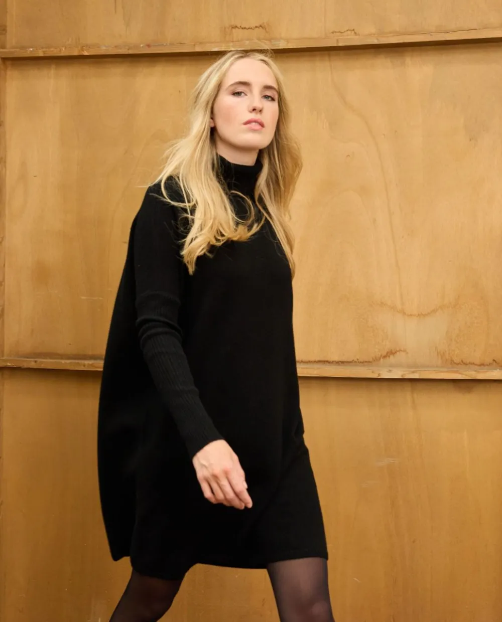 robe_col_roul_noir__cachemire_3.webp Acanthe Robe col roulé 100% cachemire Noir Online